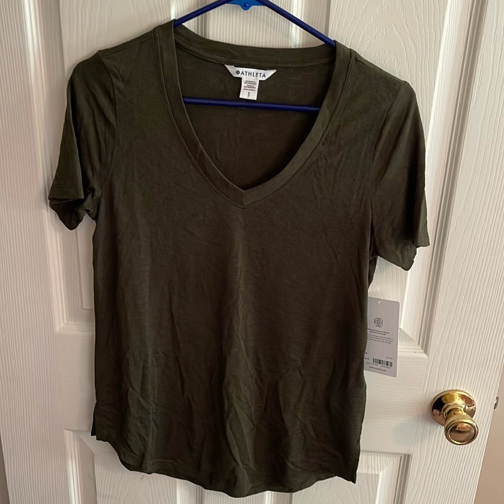Athleta breezy scoop v tee size small